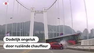 BUSONGELUK Dodelijk ongeluk China na slaande ruzie met chauffeur [upl. by Gellman]