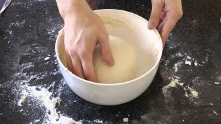 Zelf heerlijk pizzadeeg maken recept voor beginners [upl. by Carrew]