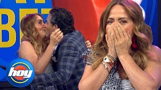 Le roba un beso a Andrea Legarreta en pleno show y ella no sabe cómo reaccionar  Hoy [upl. by Ailisab]