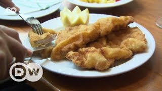 Das perfekte Wiener Schnitzel  DW Deutsch [upl. by Nennerb911]